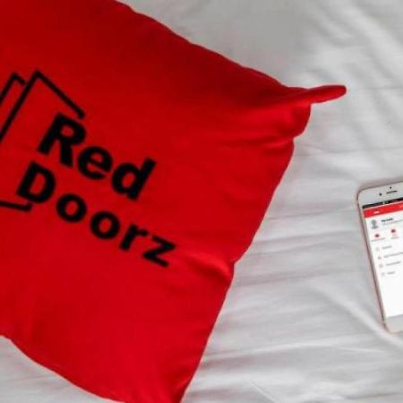 Reddoorz Plus @ Setiabudi Barat Giacarta Esterno foto