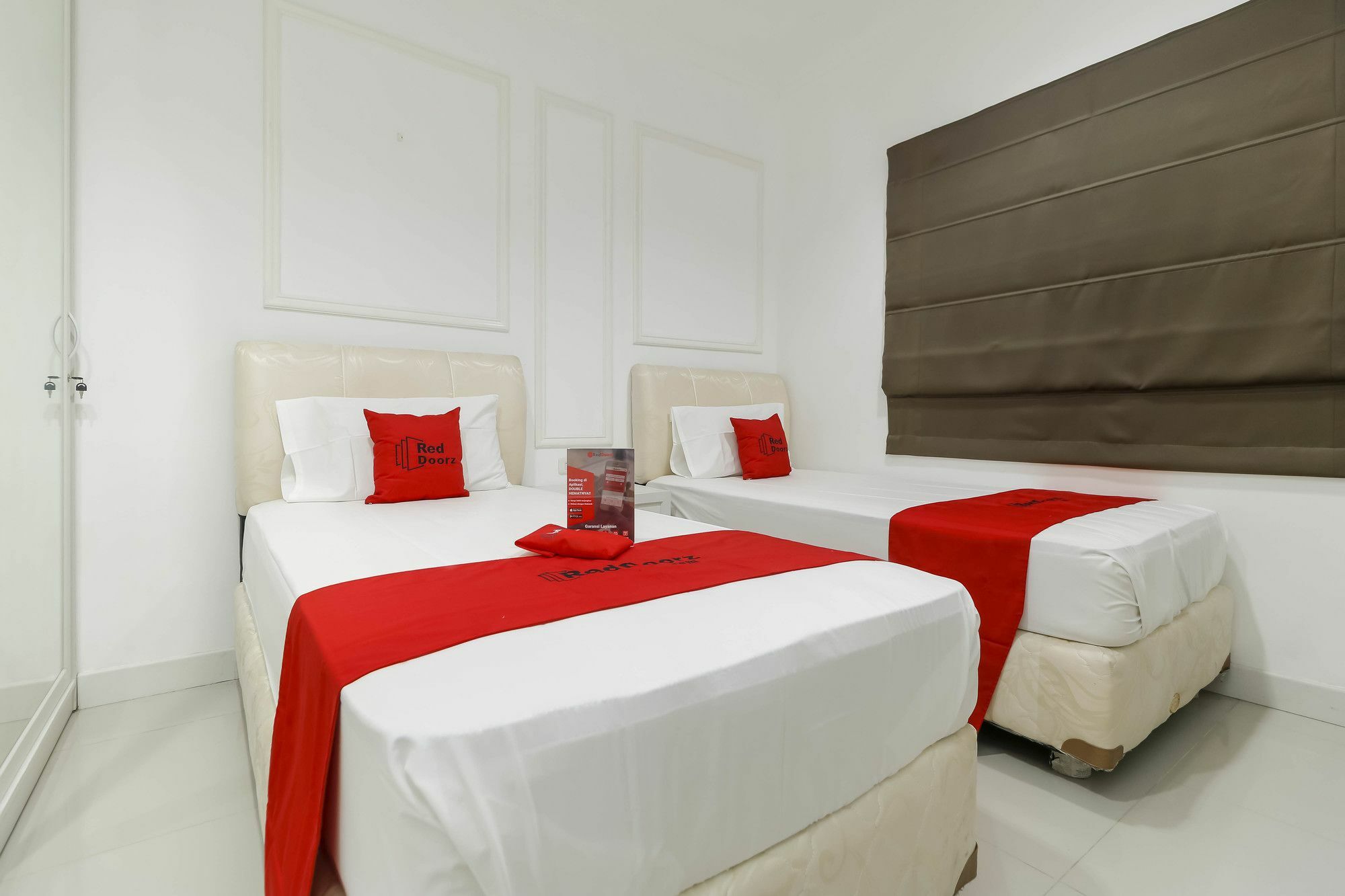 Reddoorz Plus @ Setiabudi Barat Giacarta Esterno foto
