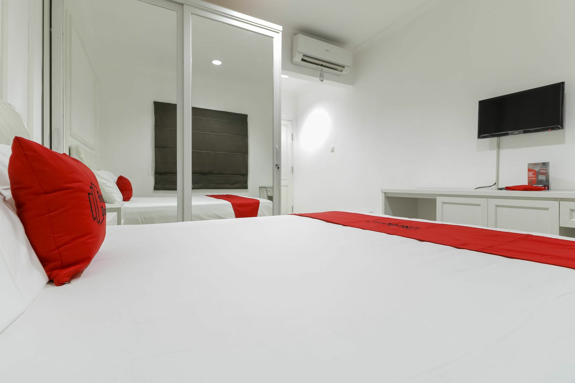 Reddoorz Plus @ Setiabudi Barat Giacarta Esterno foto