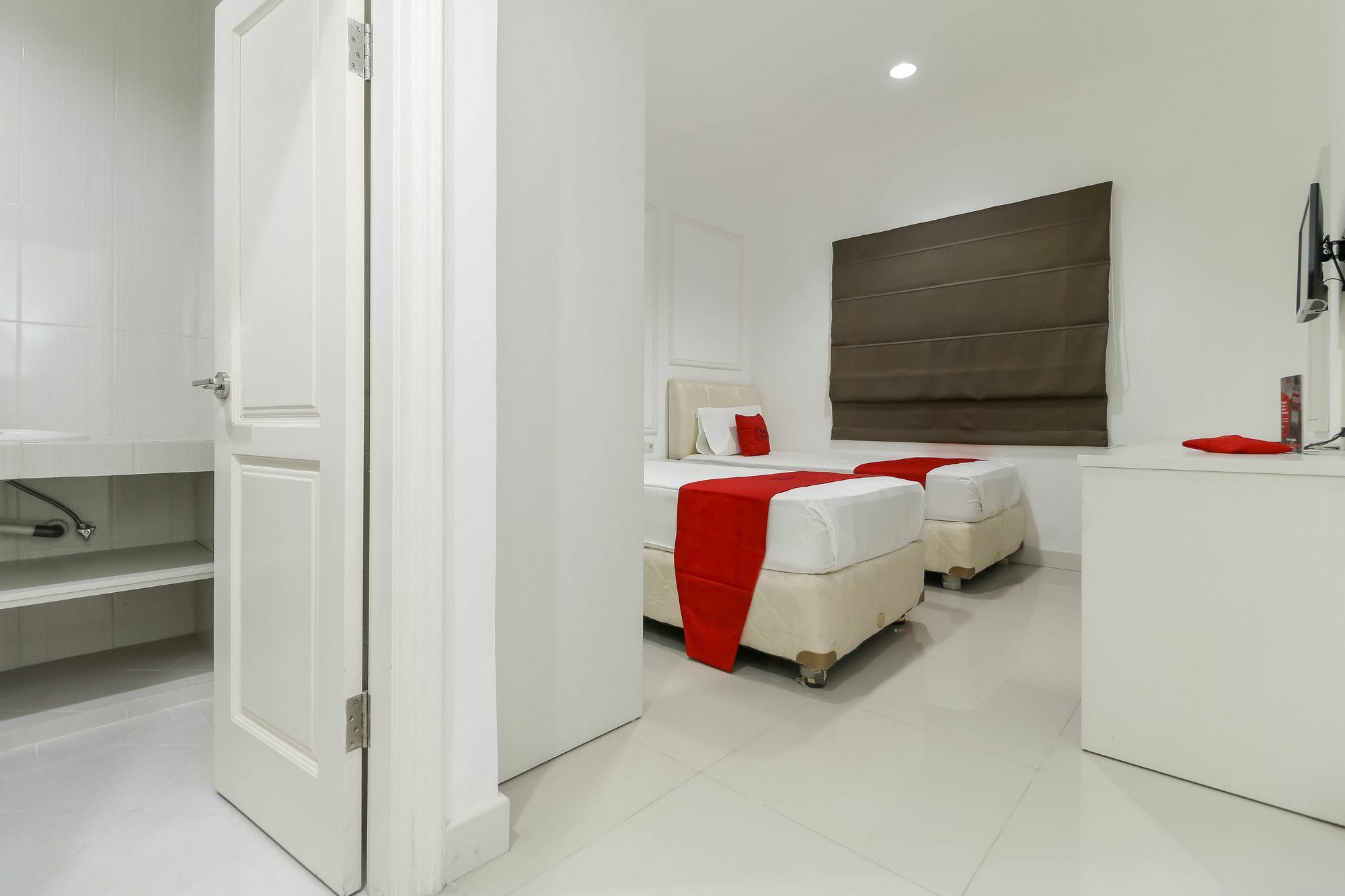 Reddoorz Plus @ Setiabudi Barat Giacarta Esterno foto