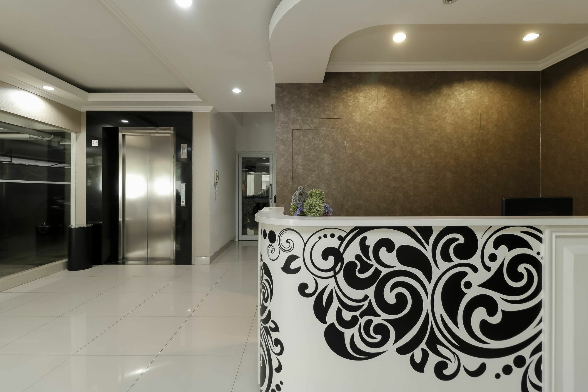 Reddoorz Plus @ Setiabudi Barat Giacarta Esterno foto