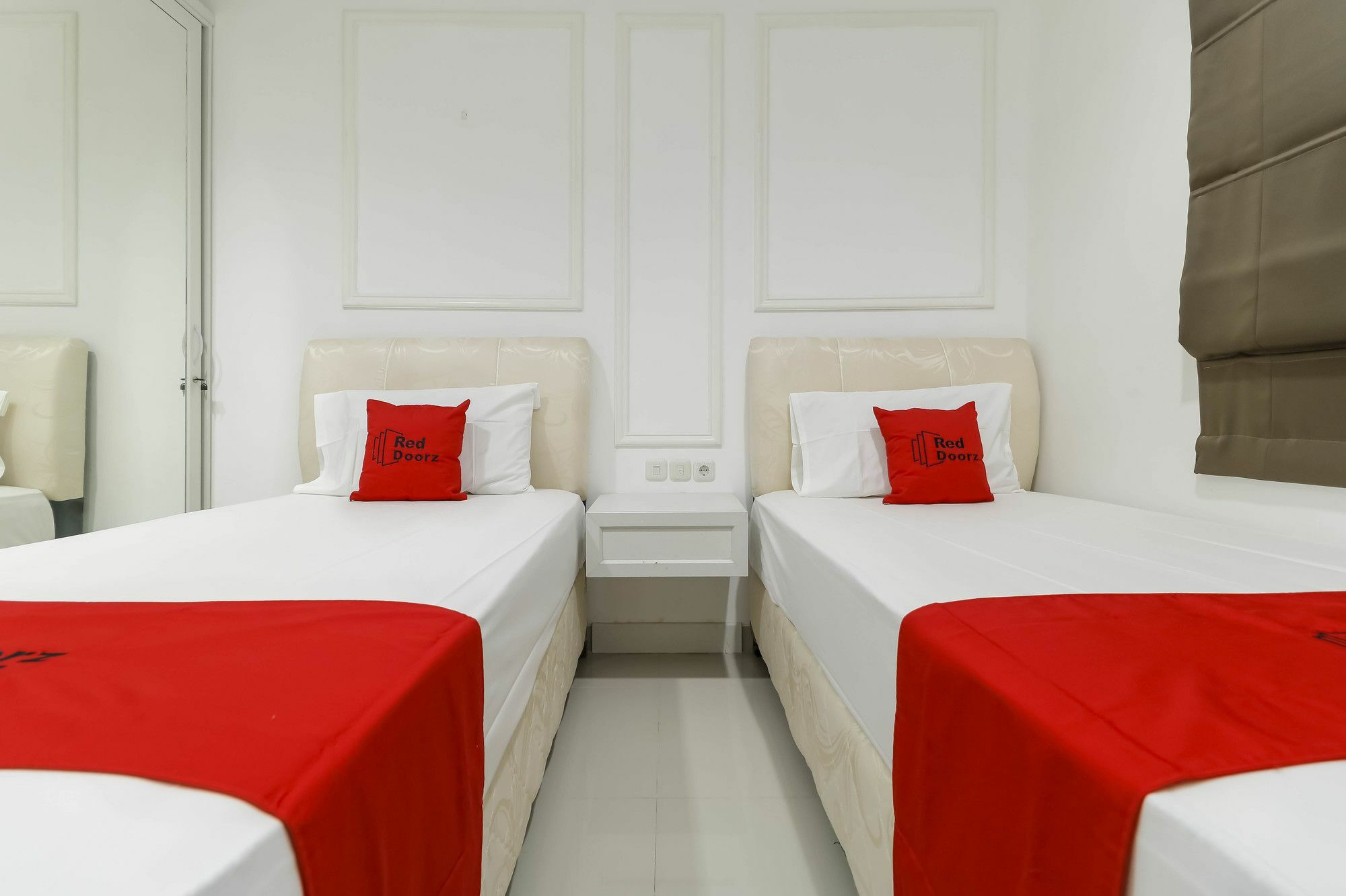 Reddoorz Plus @ Setiabudi Barat Giacarta Esterno foto